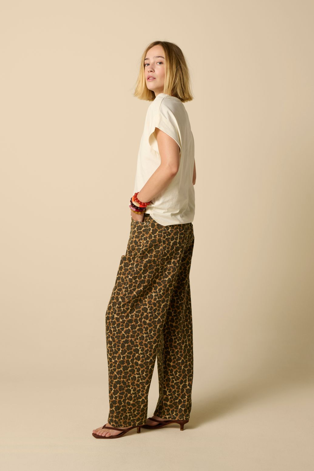 Mid Waist Barrel Jeans mit Leoprint - braun