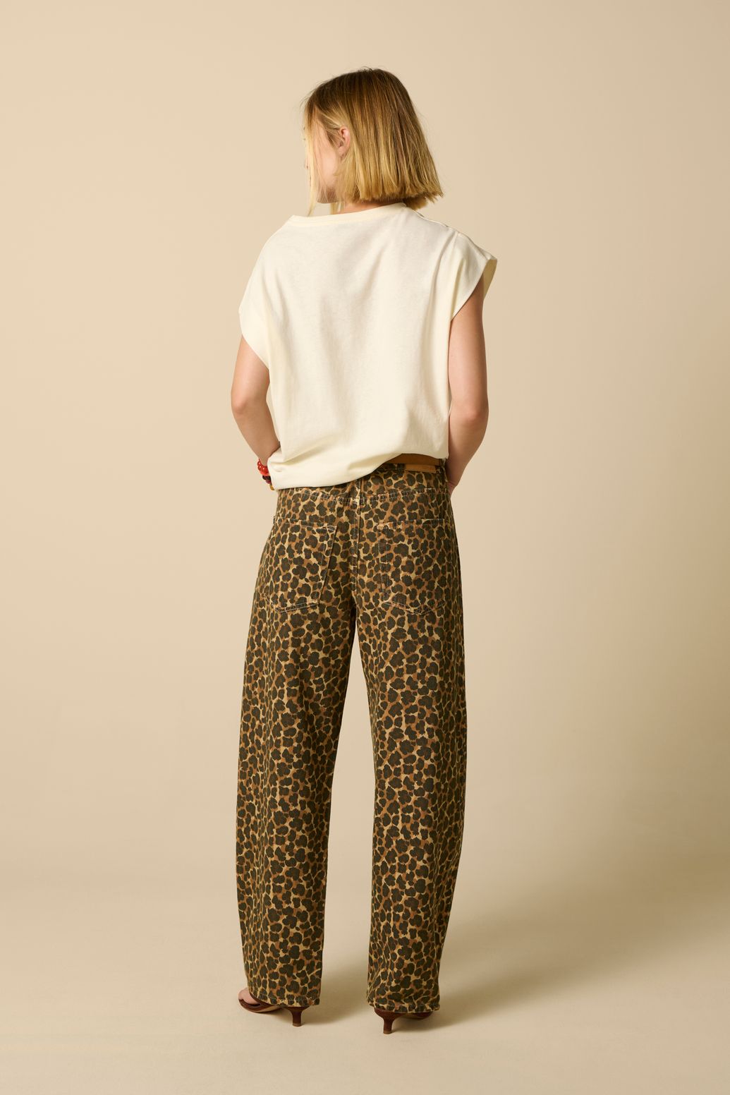 Mid Waist Barrel Jeans mit Leoprint - braun