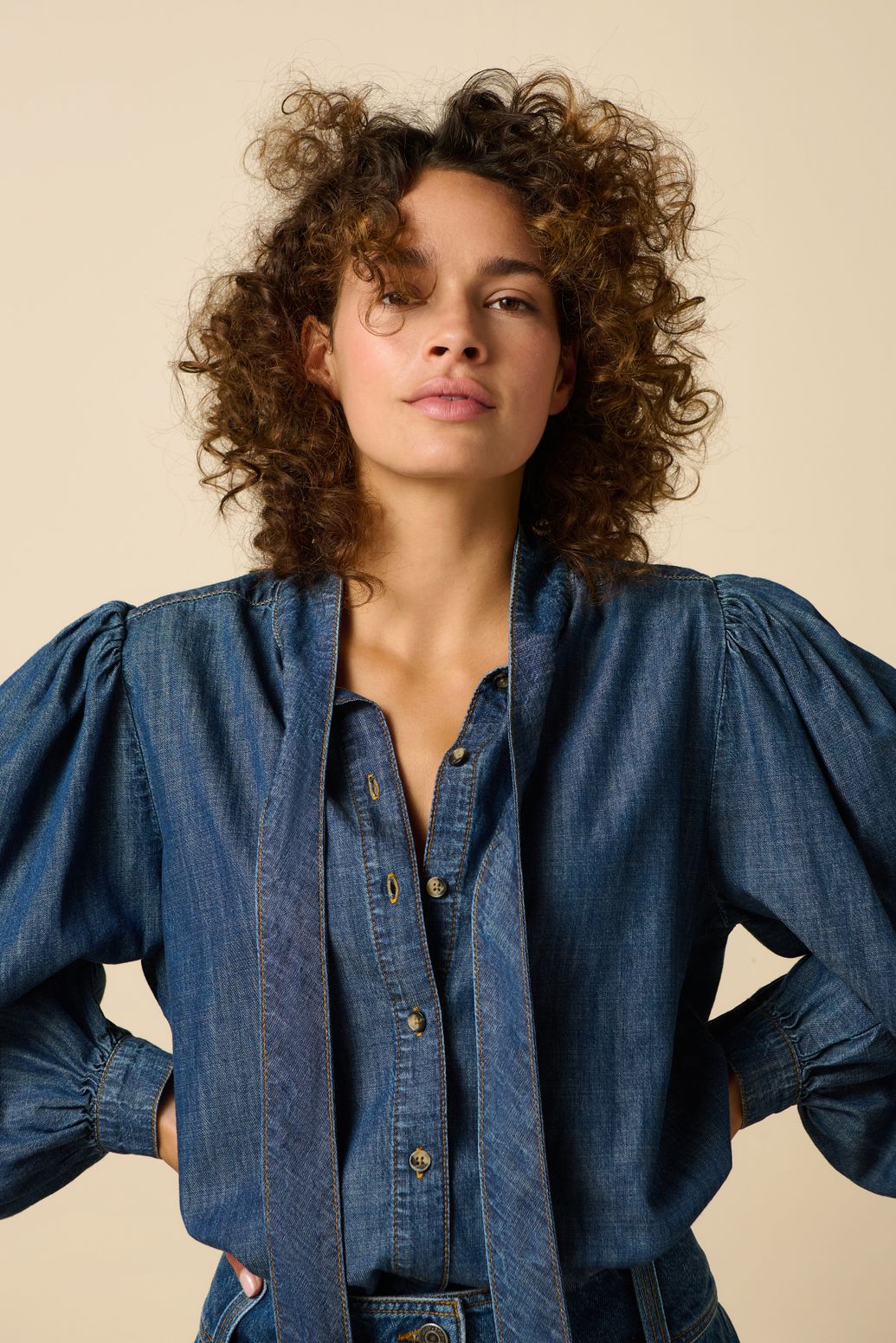 Donkerblauwe denim blouse met strik