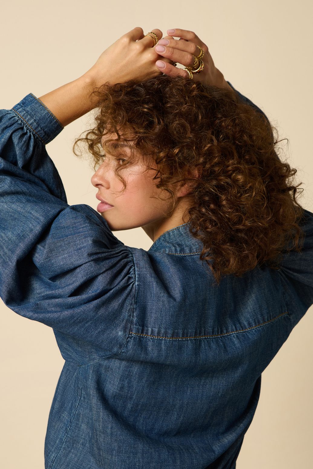 Donkerblauwe denim blouse met strik