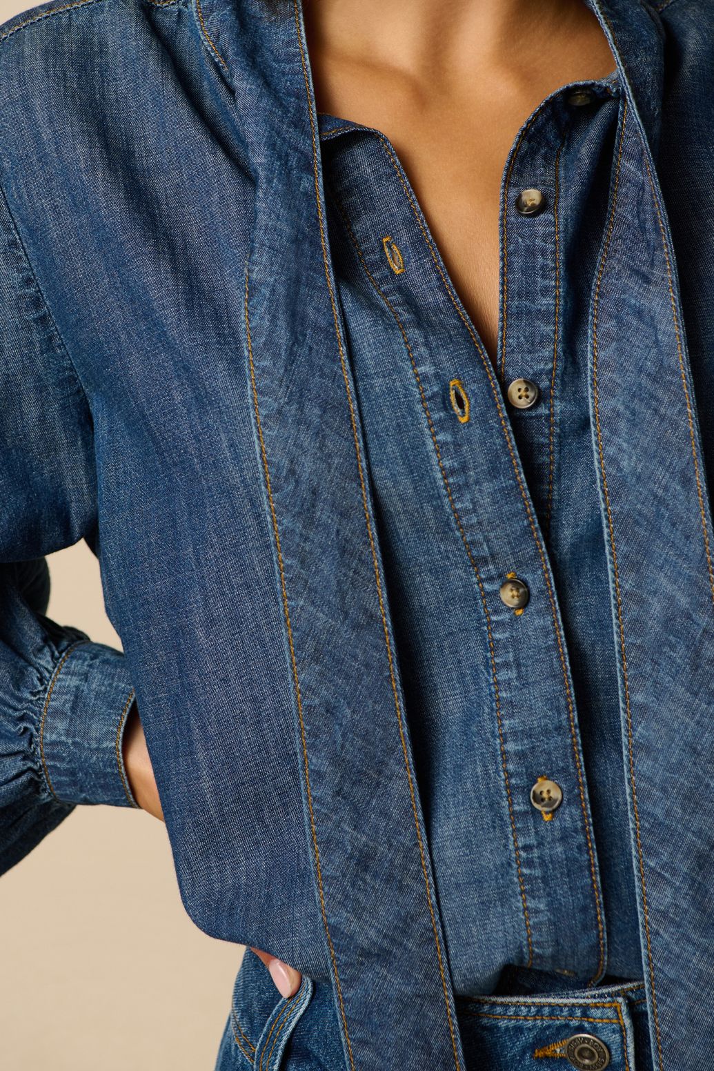 Donkerblauwe denim blouse met strik