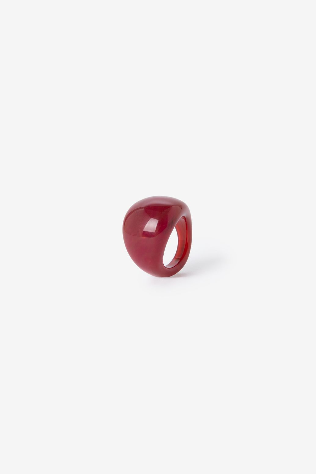 Donkerrode ronde resin ring
