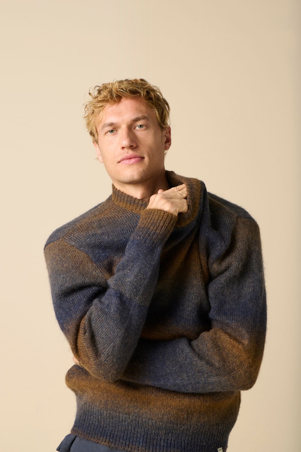 Gestreifter Pullover mit Farbverlauf - dunkelblau