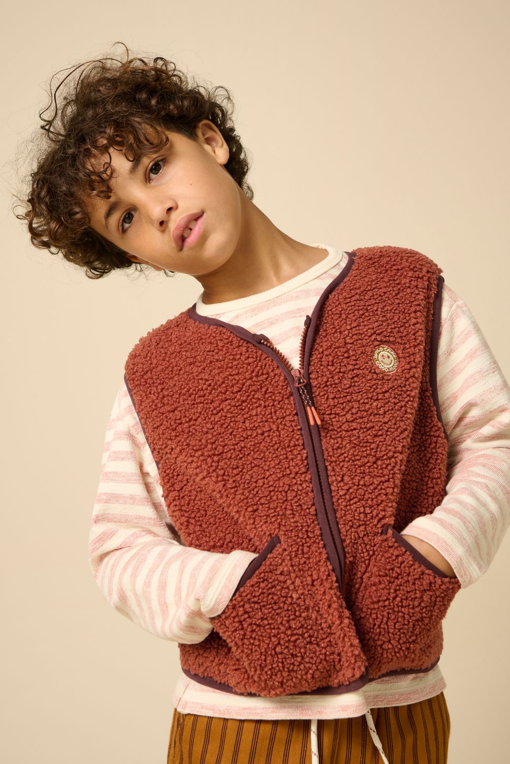 Donkerrood teddy gilet met smiley