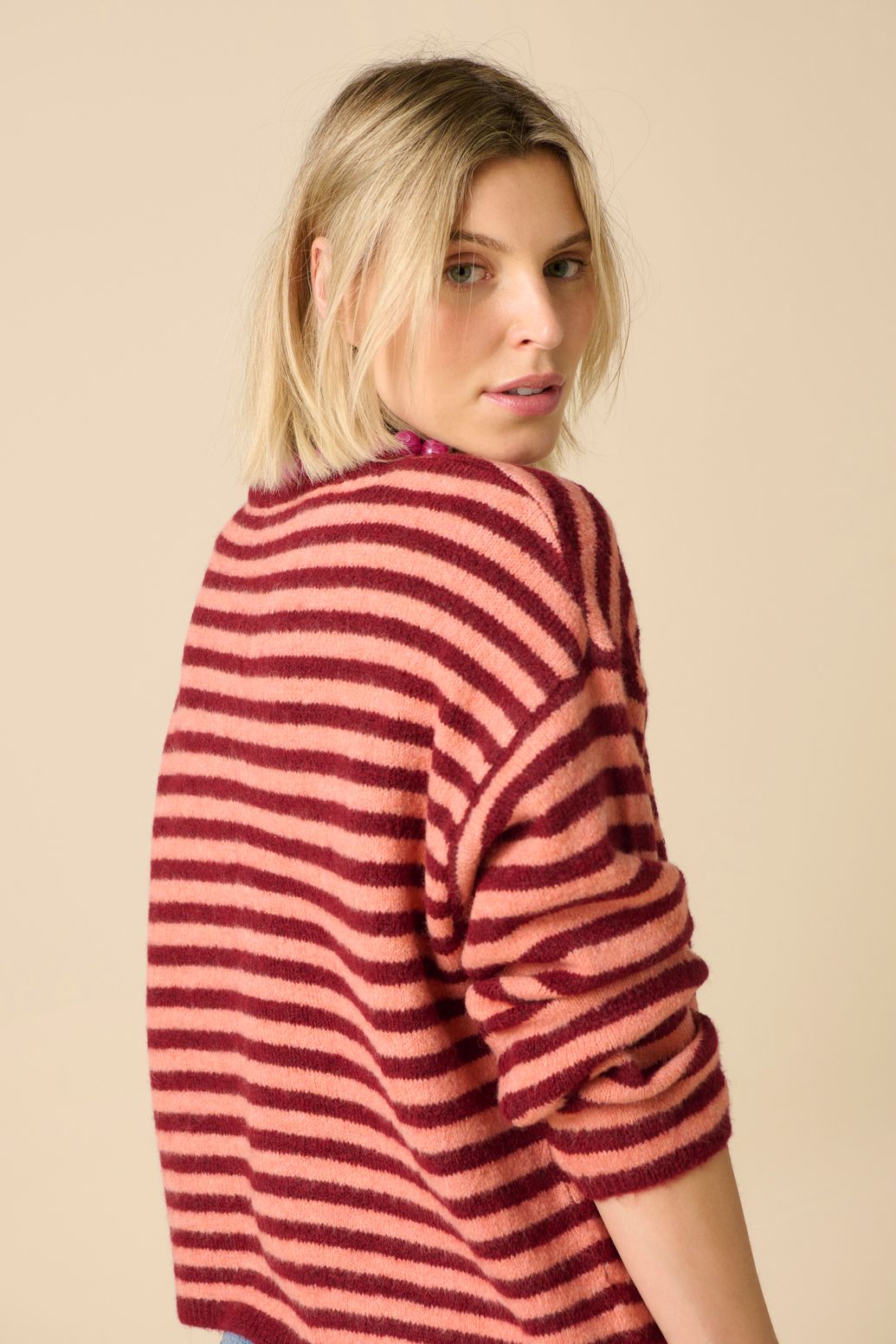 Gestreifte Woll-Strickjacke - dunkelrot