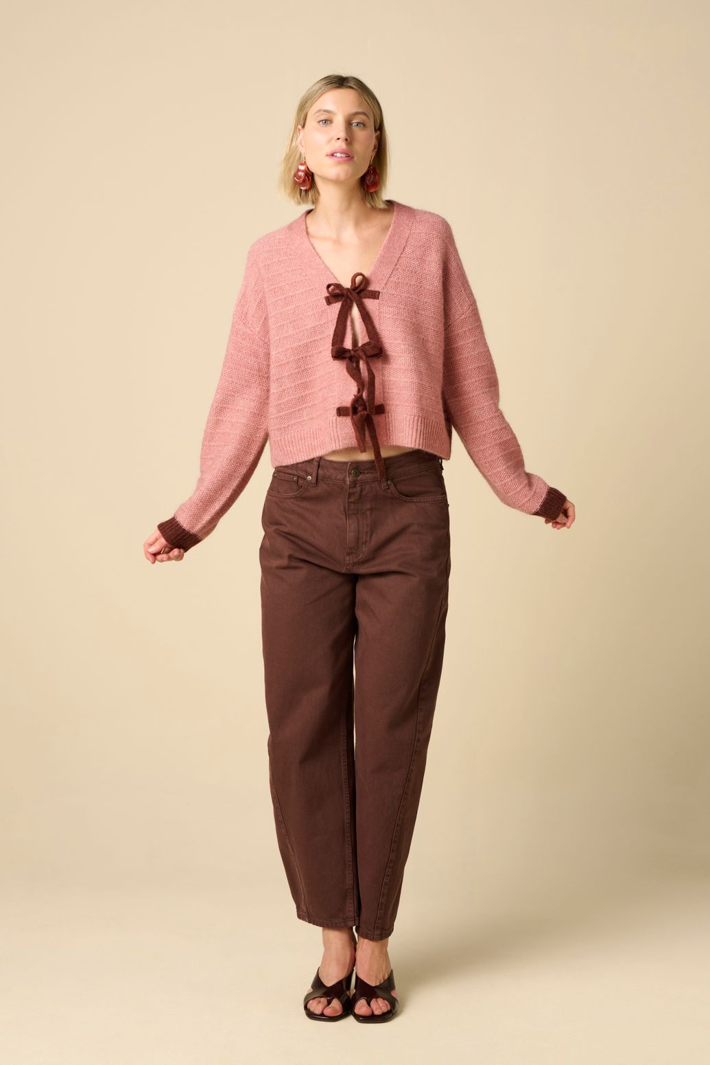 Roze wollen vest met striksluiting
