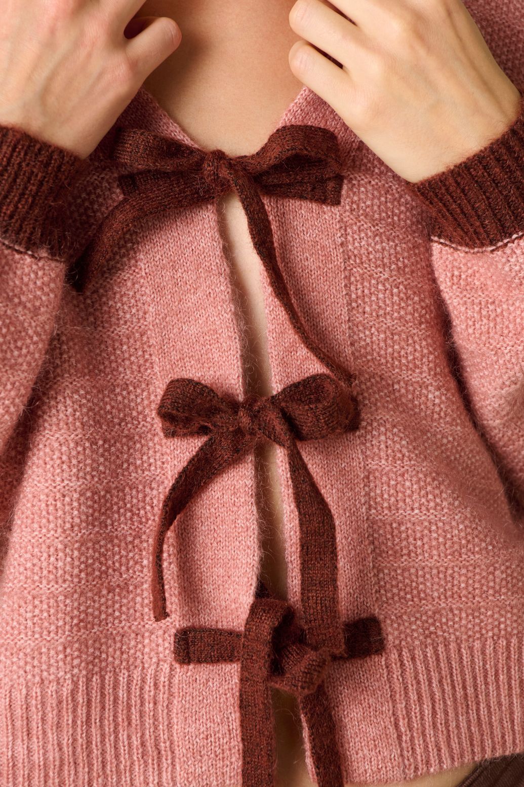 Roze wollen vest met striksluiting