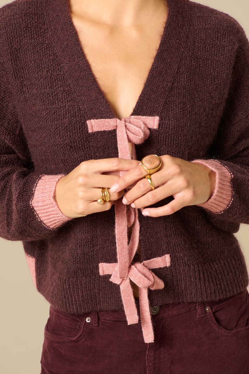 Wollstrickjacke mit Schleifen - dunkelbraun