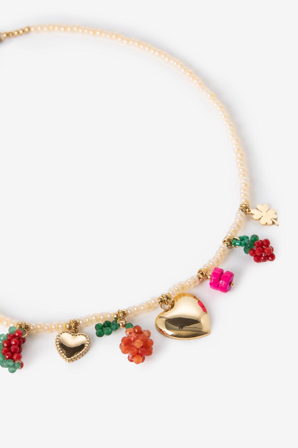 Kette mit Perlen und Anhängern - creme