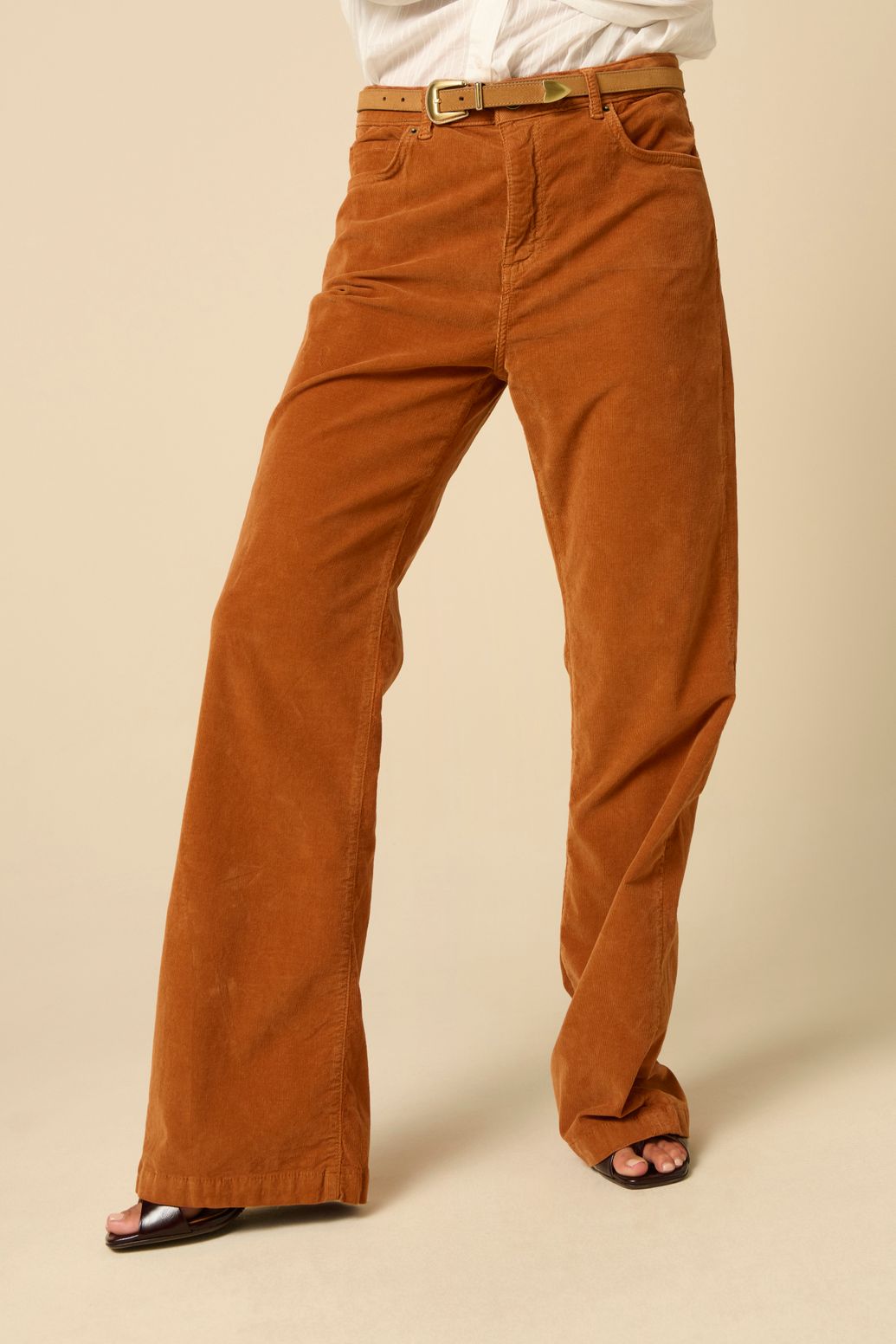 Pantalon évasé en velours côtelé avec taille haute - marron