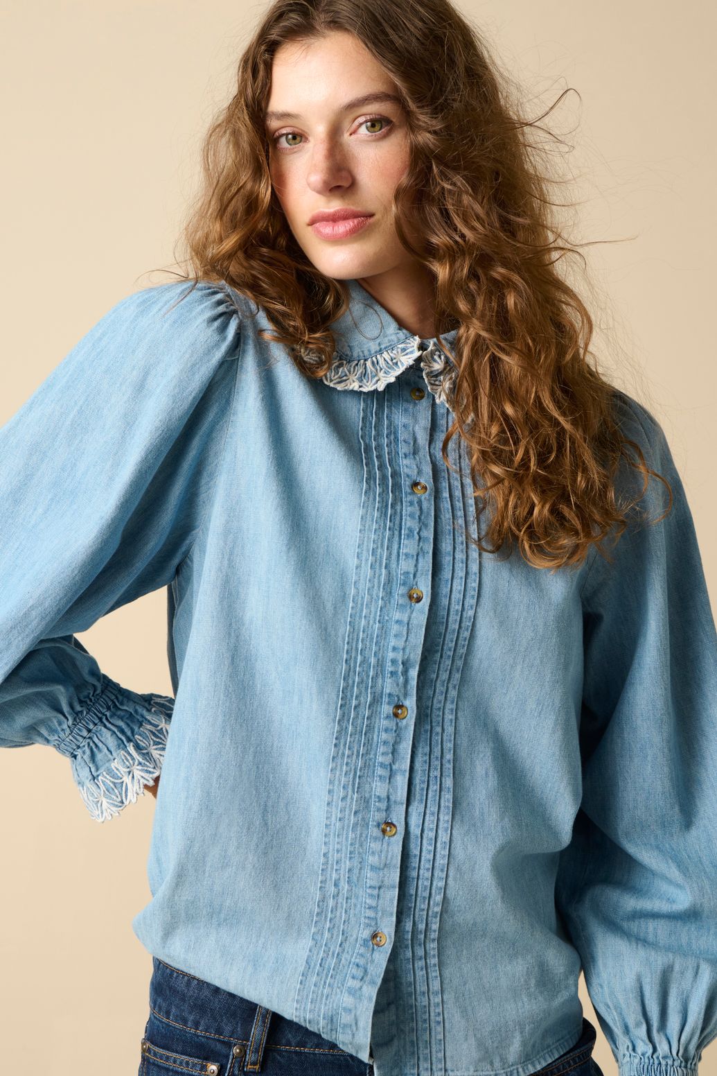 Lichtblauwe denim blouse met embroidery