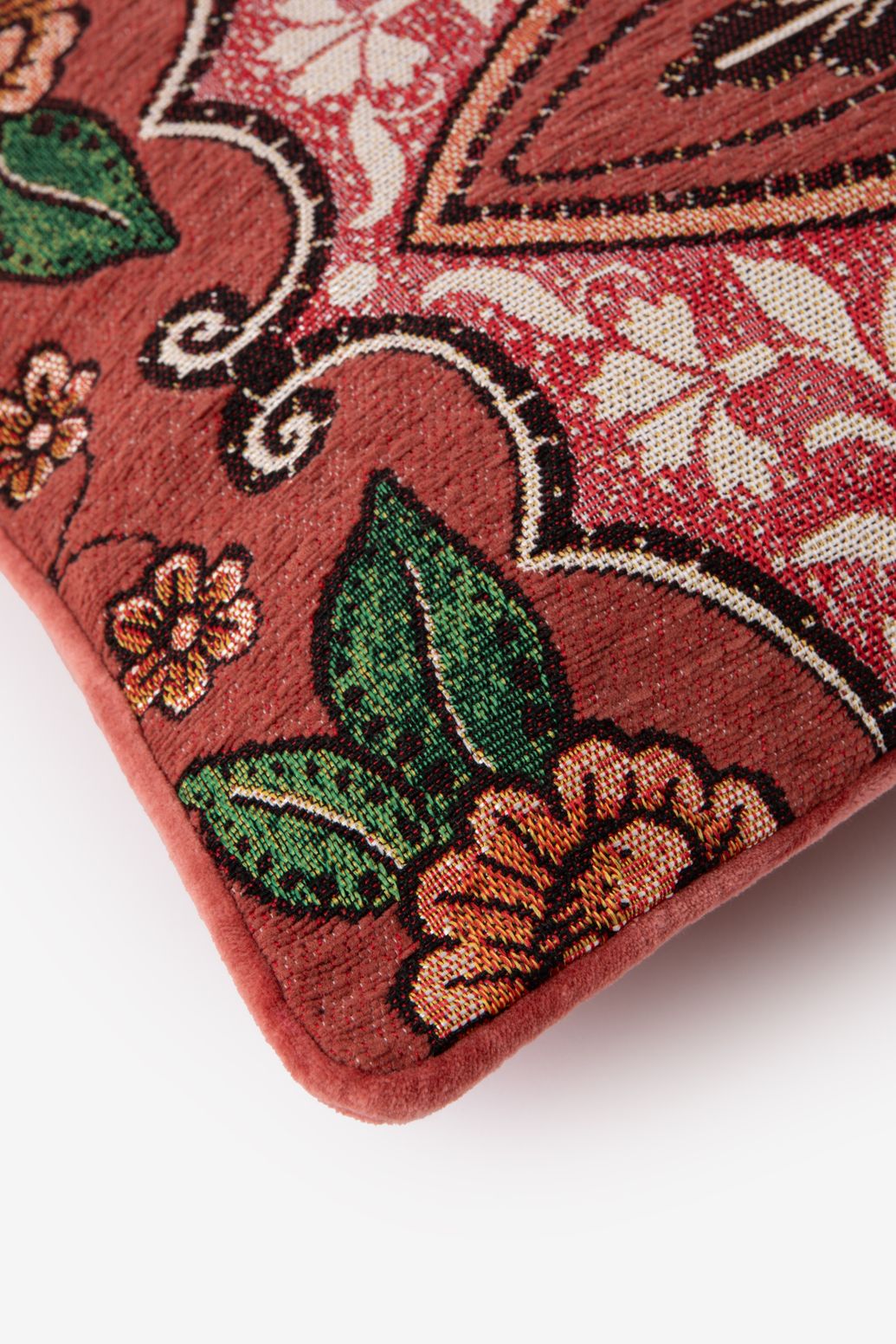 Rood kussen met bloemendessin