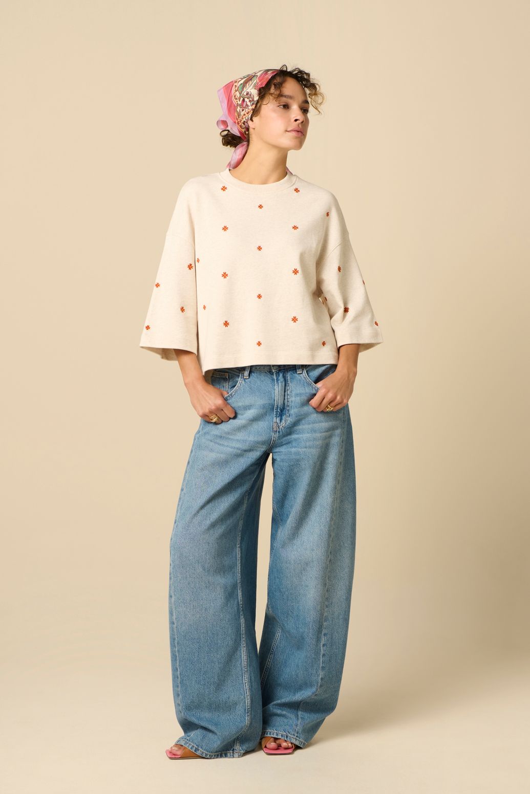 Beige sweater met bloemen embroidery
