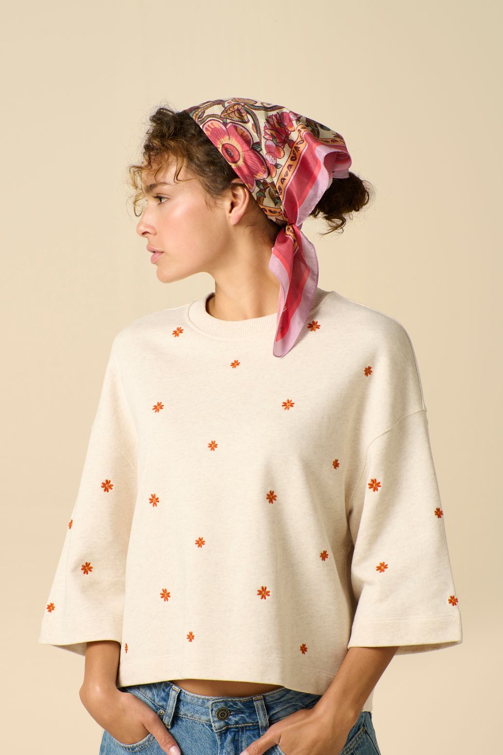 Beige sweater met bloemen embroidery