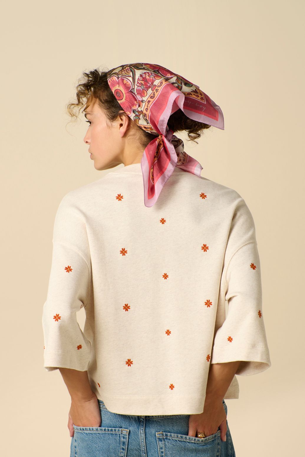 Beige sweater met bloemen embroidery