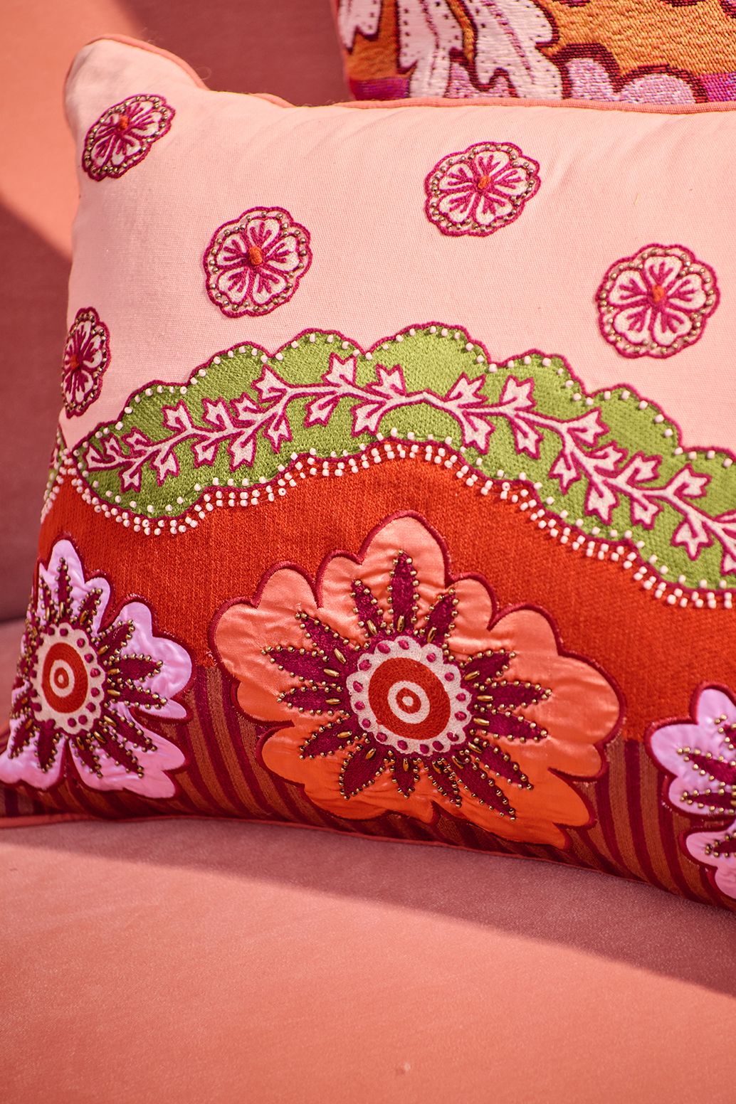 Multicolour kussen met borduursel