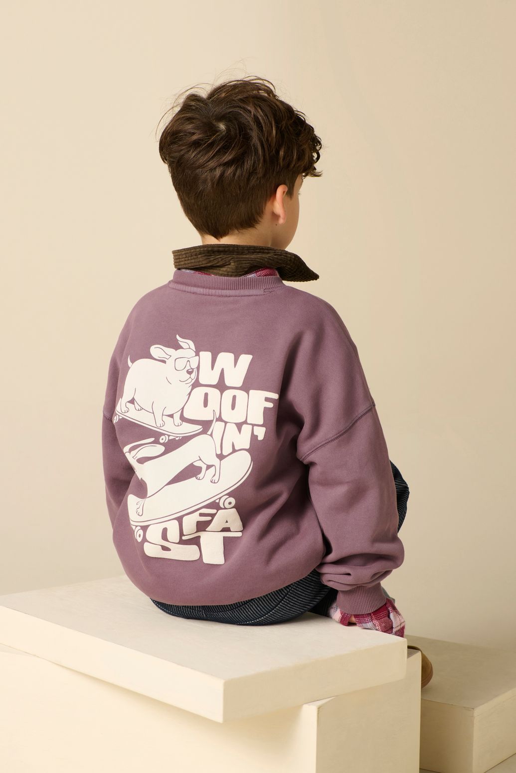 Donkerpaarse sweater met artwork