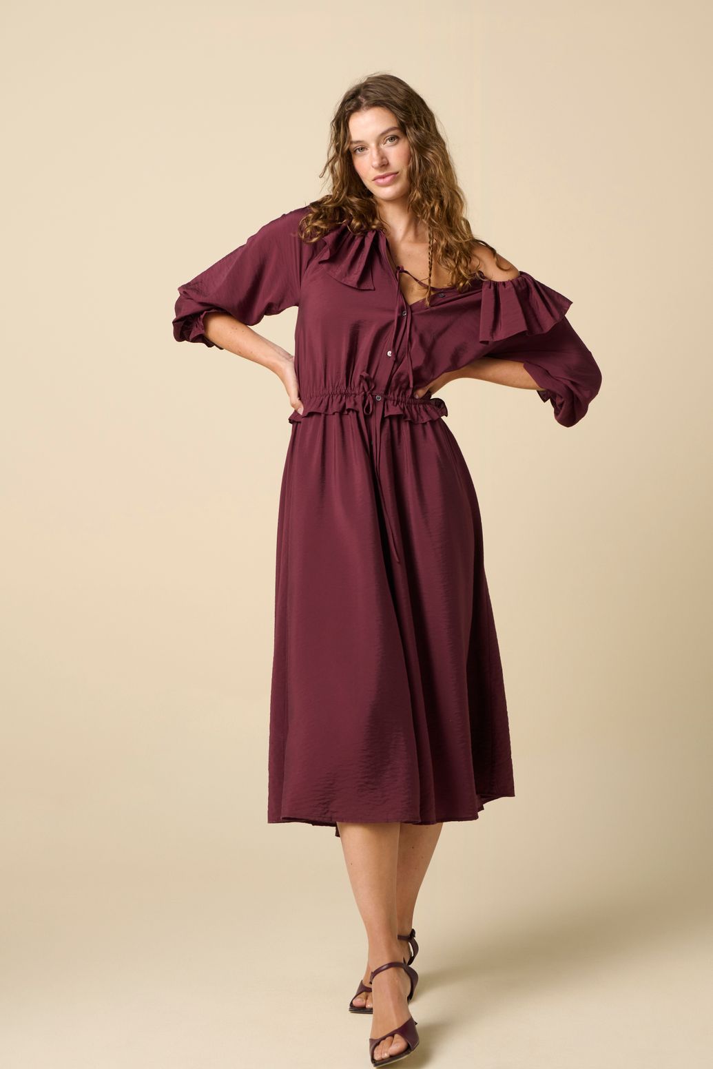 Donkerrode maxi jurk met ruffle kraag