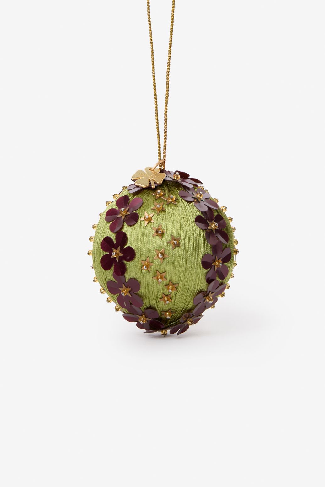 Groene kerstbal met bloemen en kralen