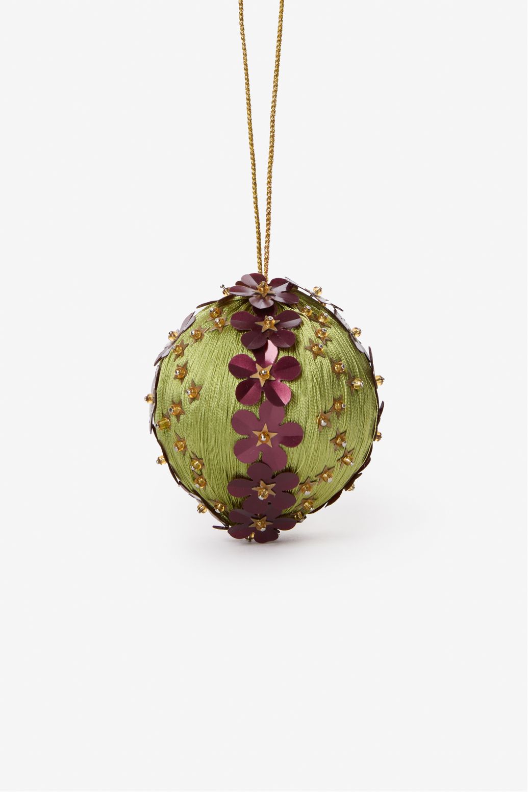 Groene kerstbal met bloemen en kralen