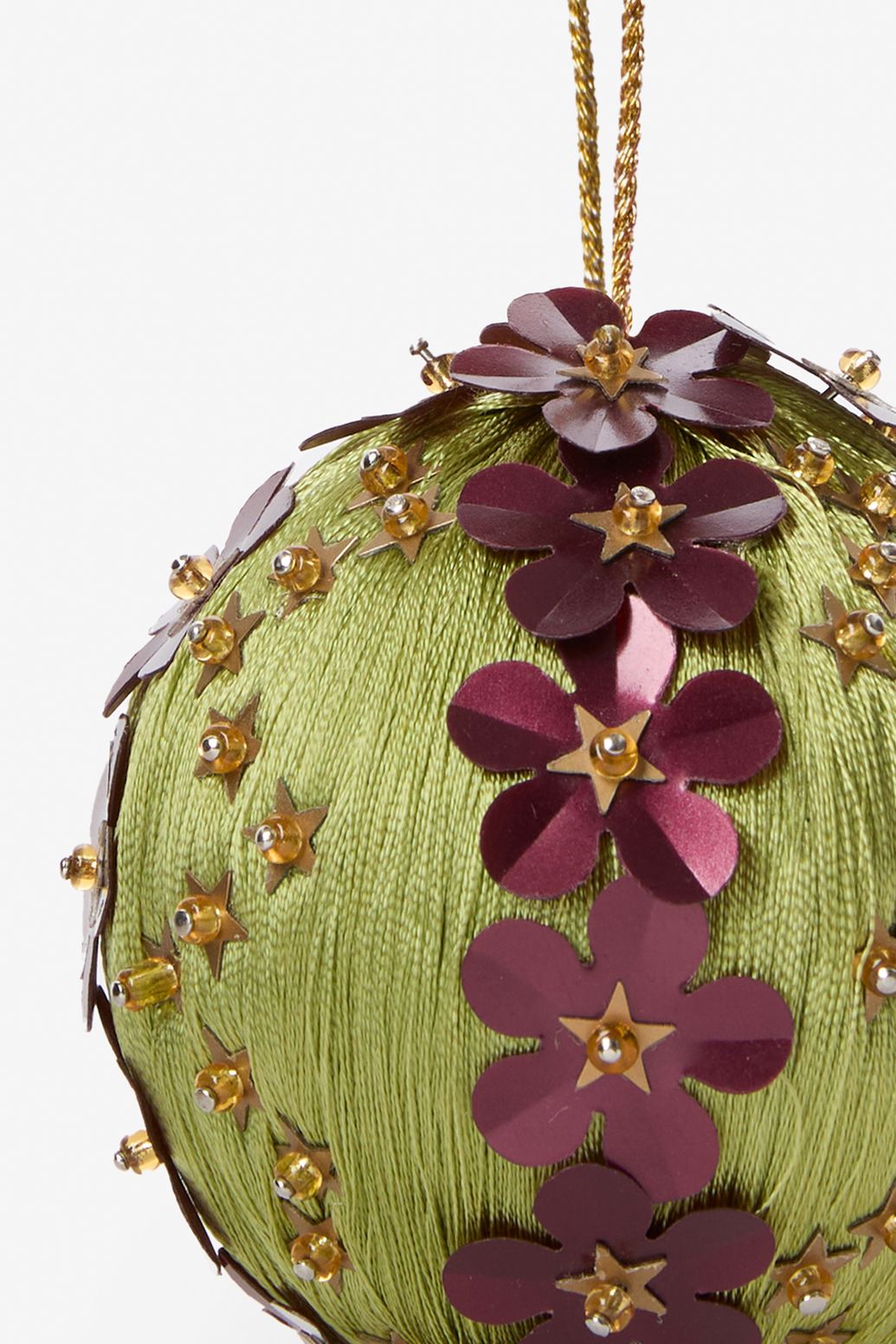 Groene kerstbal met bloemen en kralen