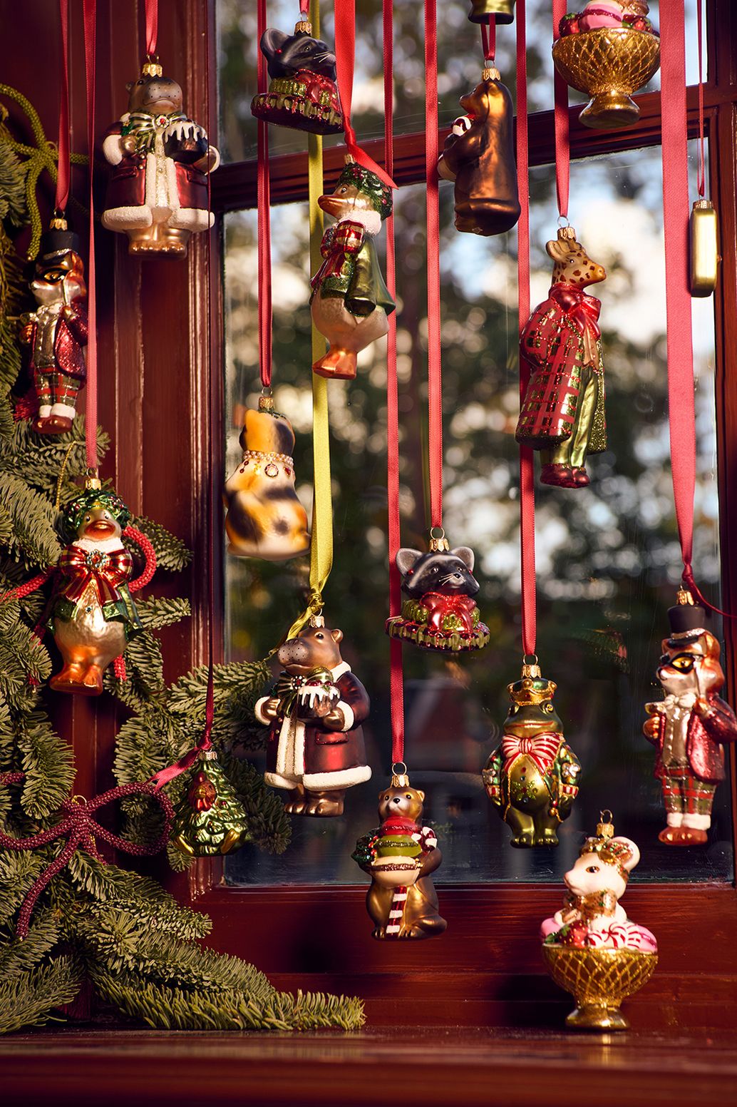 Weihnachtskugel Maus in Körbchen