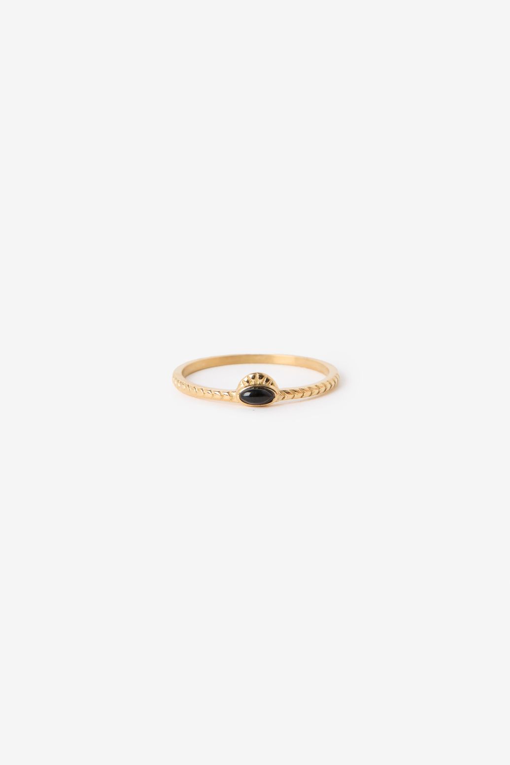 Gold plated ring met zwarte steen