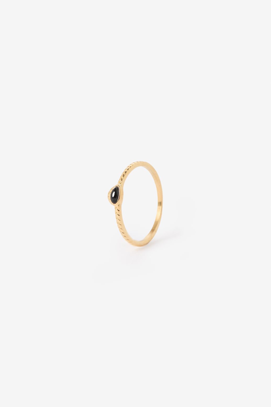 Gold plated ring met zwarte steen