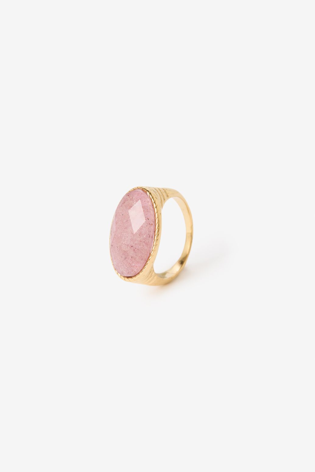 Gold-plated Ring mit ovalem rosafarbenem Stein
